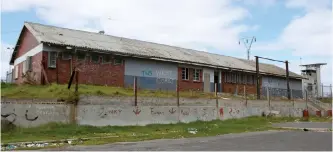  ??  ?? A RUN down and vandalised Heideveld train station.
l BRENDAN MAGAAR African News Agency (ANA)