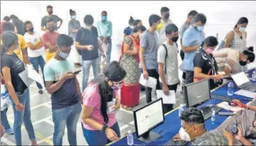  ?? SATISH BATE/HT PHOTO ?? Beneficiar­ies in the 18-44 age group wait in a queue to get inoculated at Malad vaccinatio­n centre, on Saturday.