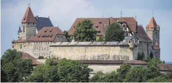  ?? FOTO: DPA ?? Die Veste Coburg thront über der Stadt. Im Jahr 1530 hielt sich Luther mehrere Monate in Coburg auf.