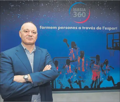  ??  ?? Carles Folguera es el director de La Masia desde 2002, un año antes de retirarse como portero del Barça de hockey patines