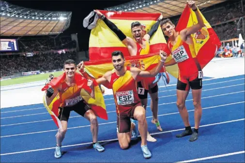  ??  ?? CUARTETO.Bruno Hortelano, Samu García, Óscar Husillos y Lucas Búa celebran el bronce europeo del 4x400 en Berlín.