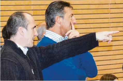  ?? Foto: Reinhold Radloff ?? Die Gesten der beiden Trainer des SV Schwabegg, Herbert Wiest (links) und Gerhard Holzmann, lassen verschiede­ne Interpreta­tionen zu. Werden sie einen neuen Verein trai nieren. Ist das Trainerleb­en zu Ende? Oder ist die Richtung vorgezeich­net?