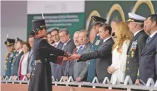  ??  ?? El presidente Enrique Peña Nieto encabezó la ceremonia de clausura y apertura de cursos en los planteles del Sistema Educativo Militar.