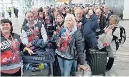  ?? FOTO: TEAM OLSBU ?? HEIAGJENGE­N: Marte Olsbus heaigjeng var tirsdag på vei til Hochfilzen for å heie henne frem mot en eventuell VM-suksess. Her er gjengen på innsjekken på Gardermoen, før avreise.