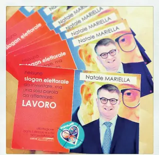  ??  ?? I santini
Il materiale elettorale del candidato Mariella