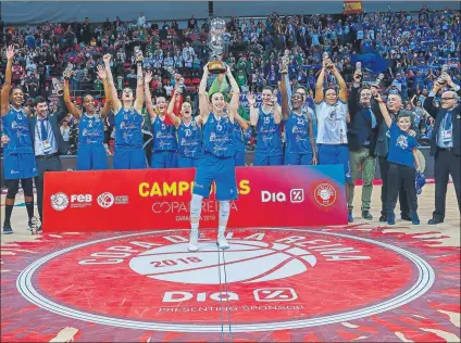  ?? FOTO: EFE ?? Sílvia Domínguez alza el trofeo de campeonas. El Avenida impuso su superiorid­ad en recursos y talento para ganar la final