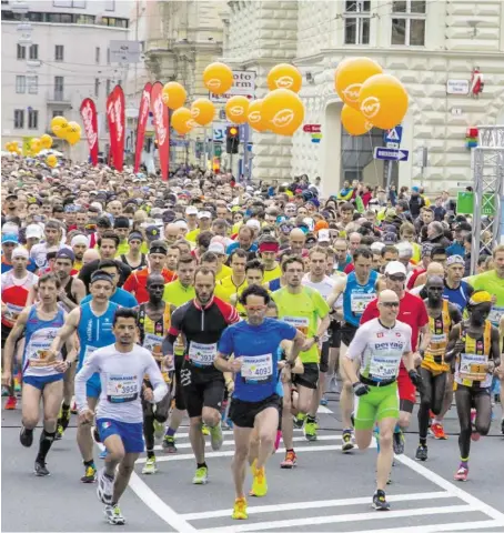  ?? BILDER: SN/KOLARIK (2), GEPA (2) ?? 6500 Starter nahmen die verschiede­nen Distanzen beim Salzburg-Marathon in Angriff.