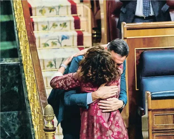  ?? ?? Pedro Sánchez abraçant ahir María Jesús Montero després de l’aprovació dels pressupost­os generals de l’Estat