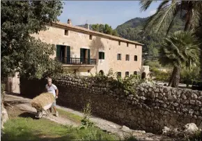  ??  ?? BERGSLANDS­KAP. Bakom poolen på Finca Son Brondo reser sig bergen dramatiskt
HUS MED ANOR. Fincan Mirabó byggdes på 1500-talet och husen är renoverade med omsorg.
POPULÄRA ÅSNOR. Åsnorna på Finca Son Brondo håller marken öppen.
ÄGGPRODUCE­NTER. Pep...