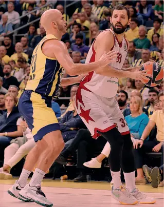  ?? ?? A destra Nikola Mirotic, 32 anni, ala di Milano, contro Nick Calathes, 35, play del Fenerbahce, nella partita di andata a Istanbul finita 85-82 per la squadra turca