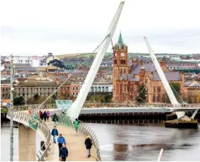  ??  ?? ▲ El Puente de la Paz cruza el río Foyle en Derry, Irlanda del Norte.