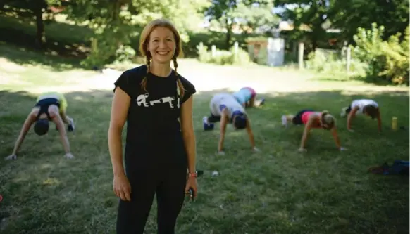  ?? ANDREW LAHODYNSKY­J PHOTOS/TORONTO STAR ?? Boot camp instructor Oonagh Duncan is fundraisin­g to bring over a family of refugees who are currently living in a camp on the Syria-Lebanon border.