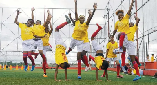  ?? / Cortesía: Fundación Selección Colombia y Labzuca ?? A través de donaciones, la Fundación Selección Colombia entrega uniformes a escuelas de fútbol.