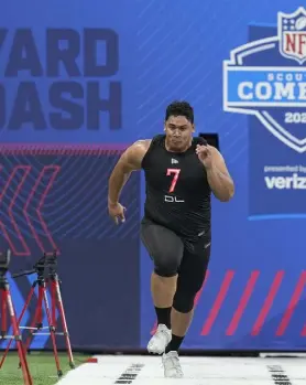  ?? Cummings, The Associated Press Darron ?? Idaho defensive lineman Noah Elliss runs the 40-yard dash during the NFL scouting combine in March in Indianapol­is.