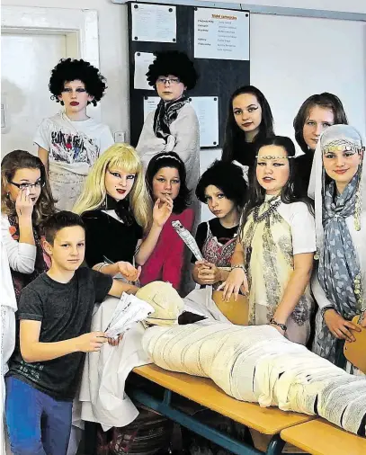  ?? V rámci dějepisu ve třídě 6.A na ZŠ Dolní Benešov před rokem – 19. března 2015.
FOTO ZŠ DOLNÍ BENEŠOV ?? Takto probíhala Egyptská hodina