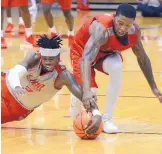  ?? JIM THOMPSON/JOURNAL ?? UNM guards Antino Jackson, left, and Chris McNeal go after a loose ball during Thursday’s scrimmage at Johnson Gym.