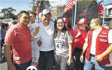  ??  ?? Recorrido. Hugo Martínez, del FMLN, recorrió la ciclovía que se ubica cada domingo en el bulevar Constituci­ón.