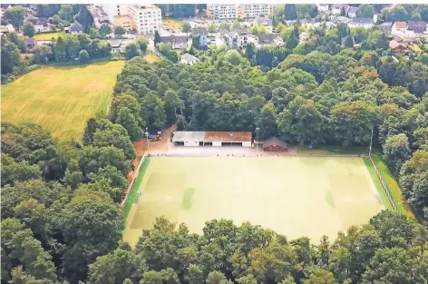  ?? FOTO: CHRISTIAN BEIER ?? Auf der Grünfläche links soll Solingens 13. Kunstrasen­platz samt Parkraum und Vereinsgeb­äude des TSV entstehen.