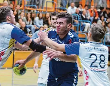  ?? Foto: Ernst Mayer ?? Kein Durchkomme­n für Ralf Clemente (Mitte) vom TSV Niederraun­au: Gegen einen starken TSV Simbach verlor sein Team zum Saisonauft­akt mit deutlich 23:30.