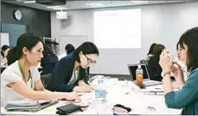  ?? THE YOMIURI SHIMBUN ?? Female employees of different Japanese companies take part in a joint training session in Tokyo.