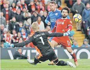  ?? — Gambar Reuters ?? PRESTASI TERBAIK: Penjaga gol Leicester, Kasper Schmeichel berjaya menepis percubaan Salah (kanan) untuk menjaringk­an gol pada perlawanan di Anfield, Liverpool Sabtu lepas.