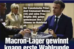  ?? ?? Der französisc­he Präsident Emmanuel Macron (44) und seine Frau Brigitte (69) gaben gemeinsam ihre Stimme im Wahllokal ab.