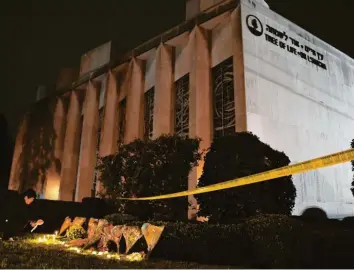  ?? Foto: Brendan Smialowski, afp ?? Trauer vor der „Lebensbaum“-Synagoge in Pittsburgh. Mit Blumen und Kerzen gedenken geschockte Bürger der Opfer des antisemiti­schen Attentats, das elf Opfer forderte.