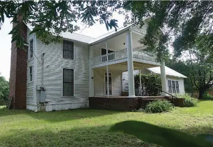  ?? Staff photos by Neil Abeles ?? The historic David H. and Rachel Moores plantation home in northern Cass County is seen several years ago when it was owned by the Treadway family. It now belongs to Laura and Joey Peavy.