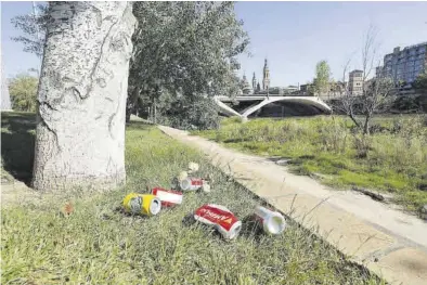  ?? ÁNGEL DE CASTRO ?? Latas de cervezas en la zona de Helios, lugar donde las noches del fin de semana se celebran botellones.