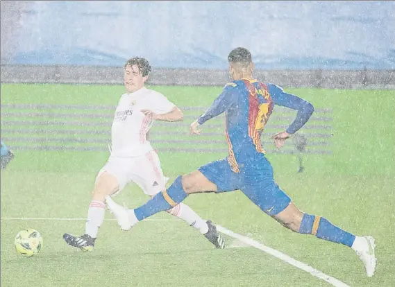  ?? FOTO: JA SIRVENT ?? Araujo fue la novedad en el once que presentó ayer el Barça, en un partido que se jugó por momentos bajo una cortina de agua