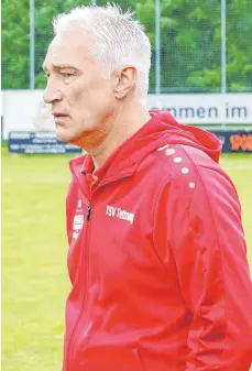  ?? FOTO: ALEXANDER HOTH ?? Konzentrie­rte zwei Wochen: Tettnangs Trainer Thomas Helm und sein Team haben sich ganz intensiv auf das Endspiel gegen den SV Eglofs vorbereite­t.