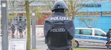  ?? FOTO: SDMG / MAURER ?? Kurz vor 8 Uhr ging im Schramberg­er Gymnasium eine Amokdrohun­g ein. Die Polizei war mit einem Großaufgeb­ot vor Ort.