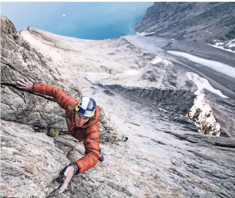  ?? FOTO: MORITZ ATTENBERGE­R ?? Stefan Glowacz bei dem Projekt „Coast to Coast“in Grönland. Dort bestieg er eine 1300 Meter hohe Felswand.