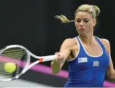  ??  ?? DrittoCami­la Giorgi, 27 anni, ha perso entrambi i singolari nella sfida di Fed Cup contro la Svizzera (Epa)