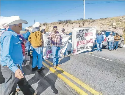  ?? Foto Alfredo Valadez Rodríguez ?? ▲ Campesinos del municipio de Sombrerete, en la región frijolera de Zacatecas, bloquearon el pasado 7 de noviembre la carretera que comunica con el estado de Durango para exigir a las autoridade­s agropecuar­ias estatales y federales atención ante la grave sequía que provocó una caída severa en las cosechas de este año.