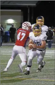  ?? JEN FORBUS —THE MORNING JOURNAL ?? Olmsted Falls’ Jack Spellacy makes his way around Wadsworth offensive linebacker Joey Fernholz.