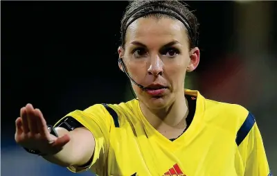  ??  ?? La francese Stephanie Frappart, 36 anni, sarà il primo arbitro donna a dirigere una partita di Champions: l’esordio domani con la Juventus