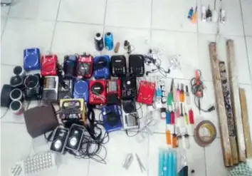  ??  ?? Durante el operativo realizado en el reclusorio de Cuautitlán encontraro­n 632 objetos prohibidos y droga, entre ellos 16 radios, 14 cargadores para teléfono celular, nueve bocinas, ocho teléfonos celulares y siete ‘puntas’.