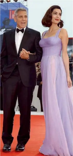  ??  ?? Dos parejas ultra chic fueron ejemplos de refinamien­to. Matt Damon asistió con la argentina Luciana Barroso, que lució un escotadísi­mo modelo del Atelier Versace. George Clooney desfiló por la Red Carpet junto a Amal, también by Versace.