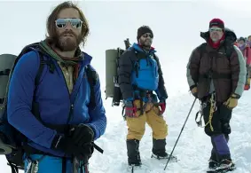  ??  ?? Sulla neve In primo piano Jake Gyllenhaal (34 anni), protagonis­ta di «Everest», il film che apre oggi (fuori concorso) la Mostra di Venezia