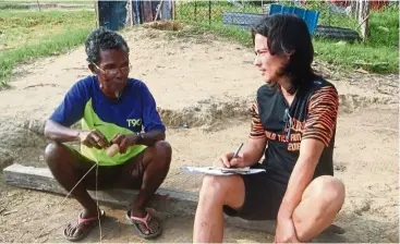  ?? — Handout ?? Lead researcher Lim Teck Wyn (right) interviewi­ng a Temiar man in Belum-Temenggor, Perak.