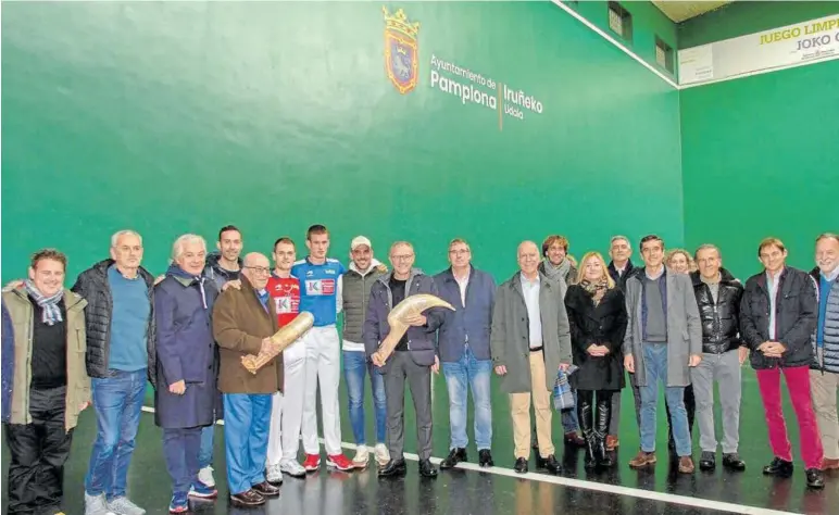  ?? ?? Carmelo Ezpeleta y Stefano Domenicali, sujetando dos cestas de cesta punta, con Unai Laso, Jon Mariezkurr­ena, Jonathan Hernández, Imanol López y demás invitados en el Labrit.