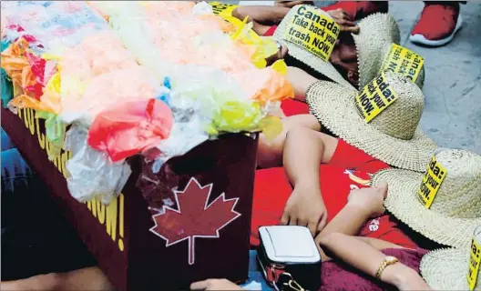  ?? BULLIT MARQUEZ / AP ?? Protesta. Un grupo de manifestan­tes ante la embajada de Canadá en Manila. Abajo, el presidente filipino
Rodrigo Duterte