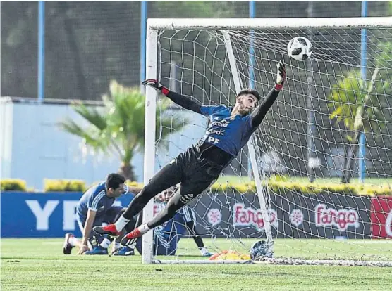  ?? (TÉLAM) ?? Sus primeras voladas de selección. Paulo es parte del equipo nacional que hoy llegará a Córdoba. Así se entrenó en el predio de Ezeiza.