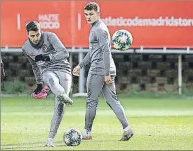  ?? FOTO: ATLÉTICO ?? Santiago Arias y Kieran Trippier, los dos laterales