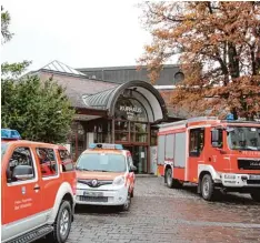  ??  ?? Volle Parkplätze: Rund um das Kurhaus sah es aus wie bei einem Großeinsat­z. Drin  nen ging es um Fachliches.