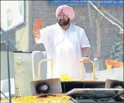  ?? PARDEEP PANDIT/HT ?? CM Capt Amarinder Singh and (below) SAD president Sukhbir Singh Badal (C) during their respective road shows ahead of the bypoll in Shahkot, on Saturday.
