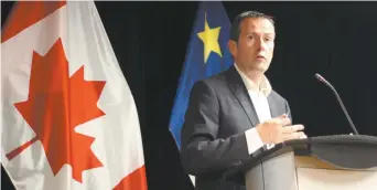  ??  ?? Le ministre Serge Rousselle dit vouloir rétablir la confiance du public au sujet de la qualité de l’eau. - Acadie Nouvelle: Simon Delattre