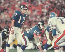  ?? BOB DEUTSCH/USA TODAY SPORTS ?? Giants QB Jeff Rutledge (17) lines up behind Bart Oates against the Broncos in Super Bowl XXI on Jan. 25, 1987. The Giants won 39-20. Rutledge crossed the picket line in the strike-shortened season.