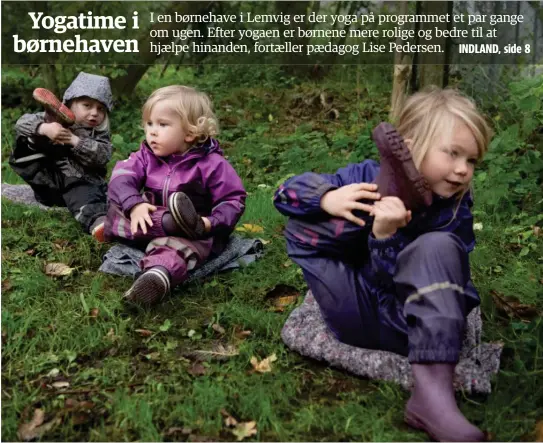  ??  ?? En af yogaøvelse­rne er ”telefonen”, hvor børnene skal tage deres fod op til øret som et telefonrør, mens de synger en sang. Foto: Stine Rasmussen